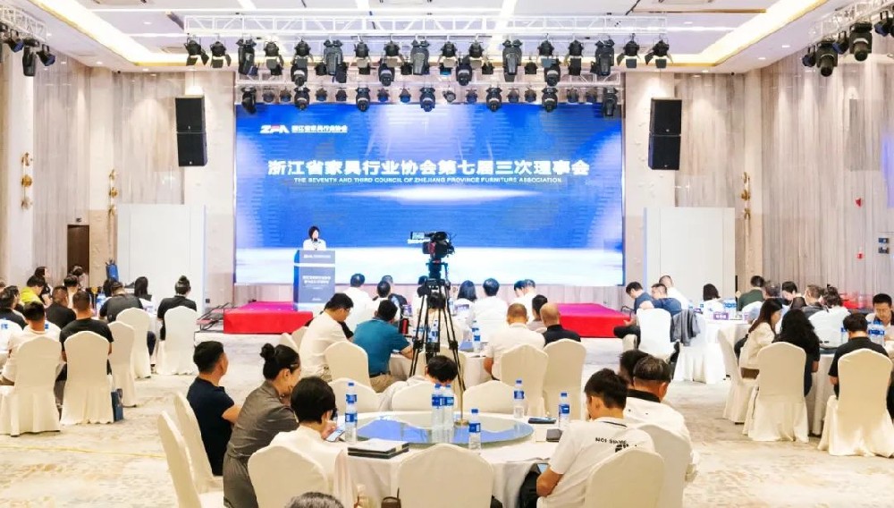 笃行致远|必一网页版_必一（中国）荣获浙江省家具行业协会“先进会员企业”称号